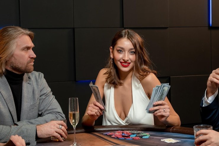 Pengguna Indonesia mengakses halaman voucher rajavip dari smartphone dengan nyaman di rumah
